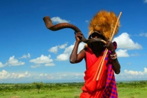 masaï blaast op toeter in Kenia