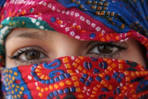 Jonge marokkaanse vrouw met hoofddoek
