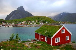 Typsch Noors huisje aan het meer in Noorwegen